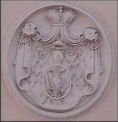 Grb na prehodu med Stolnico in Škofijskim dvorcem