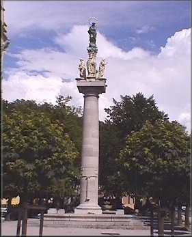 Spominski steber z Marijinim kipom